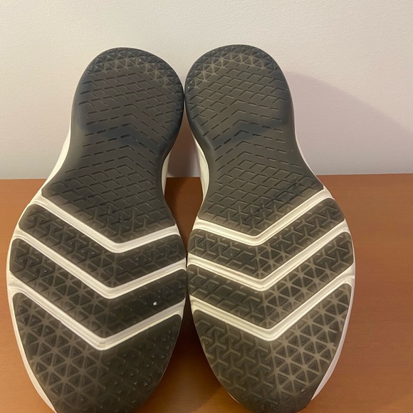 Nike Women’s Air Zoom Fearless - Women’s Size 10 - Picture 4 of 4